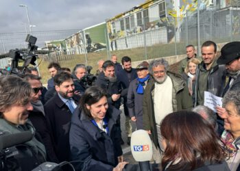 Elly Schlein rimane fuori, porte chiuse nelle scuole per la segretaria Pd: scoppia il caso a L’Aquila