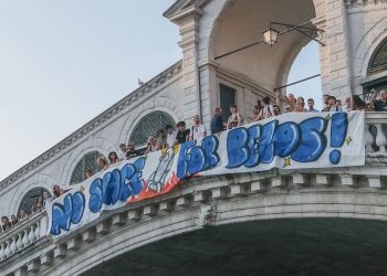 Lo striscione contro Jeff Bezos (Credits: Stefano Mazzola/Getty Images)