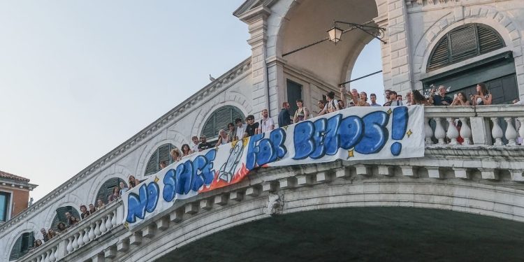 Lo striscione contro Jeff Bezos (Credits: Stefano Mazzola/Getty Images)