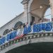 Lo striscione contro Jeff Bezos (Credits: Stefano Mazzola/Getty Images)