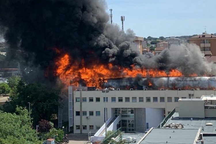 Incendio all’Università della Tuscia a Viterbo: crolla il secondo piano