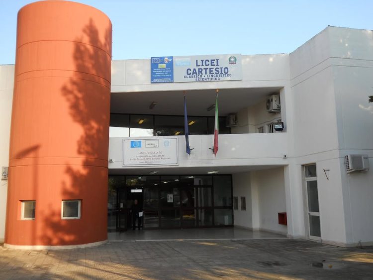 liceo cartesio triggiano svastica