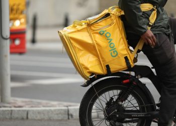 Marcia indietro di Glovo, stop al “bonus caldo” da 5 cent per lavorare a 35 gradi