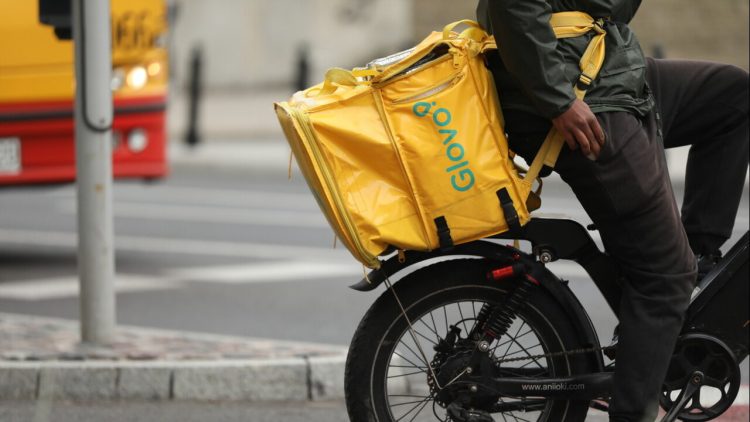 Marcia indietro di Glovo, stop al “bonus caldo” da 5 cent per lavorare a 35 gradi