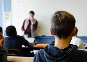 Cassazione: non si può dare del “cretino” a un alunno, giusto punire il prof