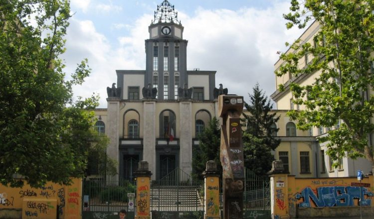 Bimbi sfrattati dal centro estivo: nella scuola si girano le riprese de “I Cesaroni”