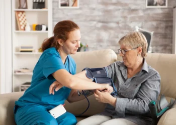 5 lavori urgenti nel sociale in Italia: professioni chiave per il welfare di oggi e di domani