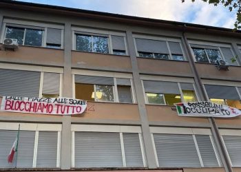 Roma, gli studenti occupano l’istituto Rossellini in solidarietà con la Flotilla: “Israele un pericolo per l’umanità”