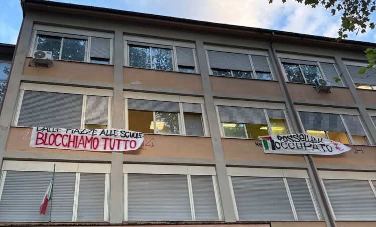 Roma, gli studenti occupano l’istituto Rossellini in solidarietà con la Flotilla: “Israele un pericolo per l’umanità”