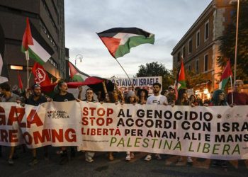 Corteo pro-Pal alla Sapienza, occupata Scienze Politiche: petardi e vernice rosse contro il rettorato