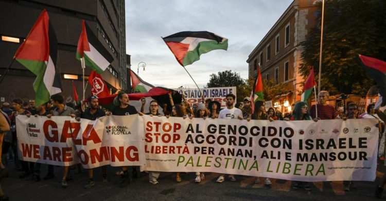 Corteo pro-Pal alla Sapienza, occupata Scienze Politiche: petardi e vernice rosse contro il rettorato