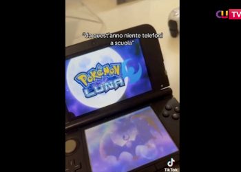 Stretta sugli smartphone diventa parodia su TikTok: riesumati telefoni dei nonni, Nokia 3310 e console Nintendo