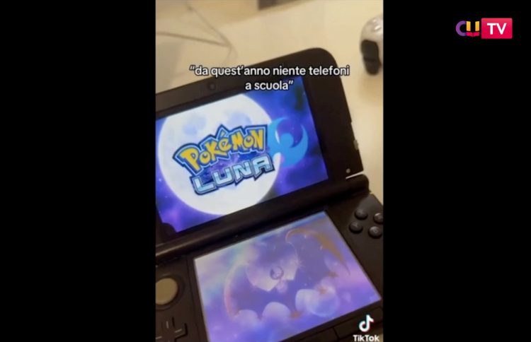 Stretta sugli smartphone diventa parodia su TikTok: riesumati telefoni dei nonni, Nokia 3310 e console Nintendo