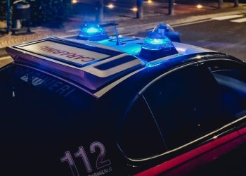 insegnante schiacciata armadio