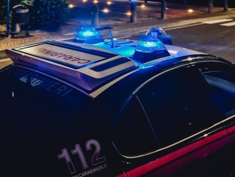 insegnante schiacciata armadio