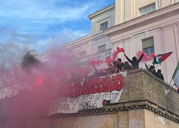 Fumogeni e bandiere palestinesi, a Roma gli studenti del Cavour occupato a Corriereuniv: “Israele non tocchi la Flotilla”