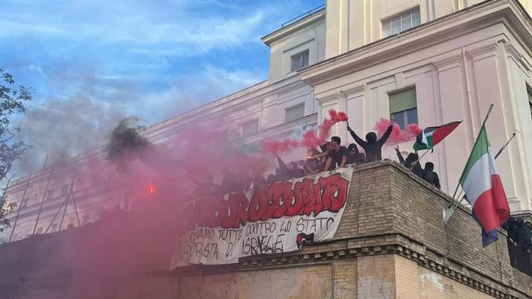 Fumogeni e bandiere palestinesi, a Roma gli studenti del Cavour occupato a Corriereuniv: “Israele non tocchi la Flotilla”