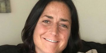 Amy-Morrell-insegnante calcio petto