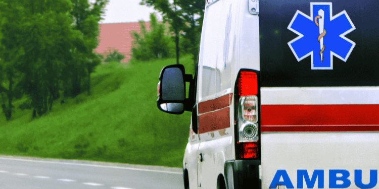 Suv si scontra con un bus di studenti: morto il conducente, 11 ragazzi feriti