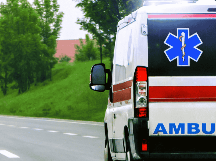 Suv si scontra con un bus di studenti: morto il conducente, 11 ragazzi feriti