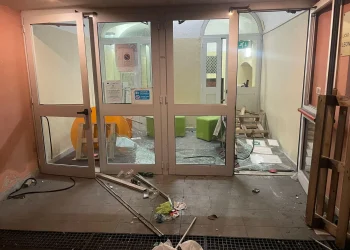 Genova, blitz nella notte in un liceo occupato: entrano a scuola armati di spranghe e disegnano svastiche sui muri