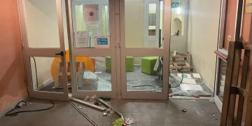 Genova, blitz nella notte in un liceo occupato: entrano a scuola armati di spranghe e disegnano svastiche sui muri