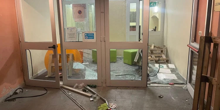 Genova, blitz nella notte in un liceo occupato: entrano a scuola armati di spranghe e disegnano svastiche sui muri