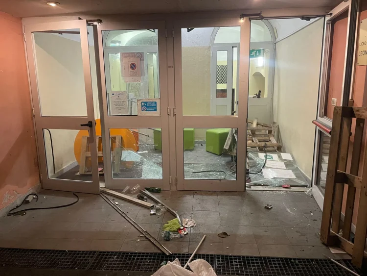 Genova, blitz nella notte in un liceo occupato: entrano a scuola armati di spranghe e disegnano svastiche sui muri