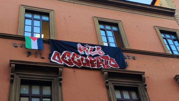 Studentessa precipita nel seminterrato della scuola occupata a Roma: arriva l’ambulanza