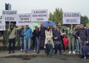 Sit-in di un gruppo di genitori davanti a scuola per denunciare “clima di violenza in classe”