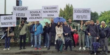Sit-in di un gruppo di genitori davanti a scuola per denunciare “clima di violenza in classe”