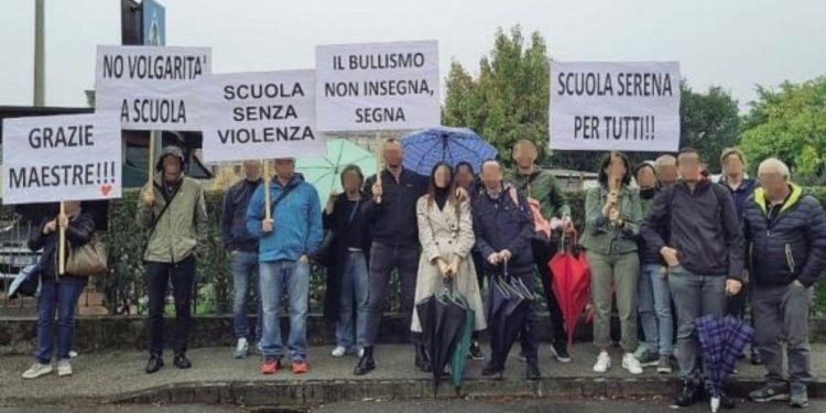 Sit-in di un gruppo di genitori davanti a scuola per denunciare “clima di violenza in classe”