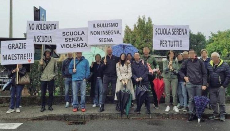 Sit-in di un gruppo di genitori davanti a scuola per denunciare “clima di violenza in classe”