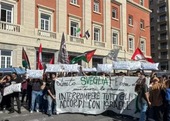 Flash-mob studenti Napoli contro accordi Università con Israele