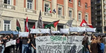 Flash-mob studenti Napoli contro accordi Università con Israele