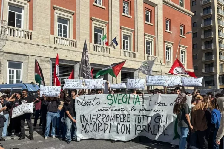 Flash-mob studenti Napoli contro accordi Università con Israele