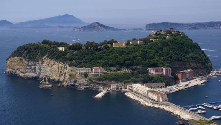 Campi Flegrei in primo piano l’isola di Nisida enzoabramo_Pixabay