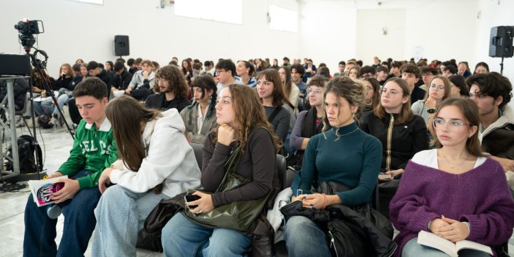 giovani in aula