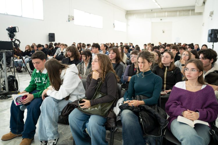 giovani in aula