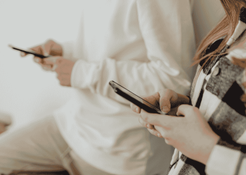 Gli adolescenti parlano più all’IA che agli adulti: il nuovo allarme di Save the Children