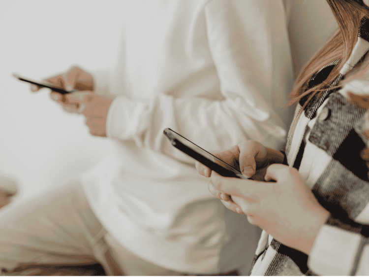 Gli adolescenti parlano più all’IA che agli adulti: il nuovo allarme di Save the Children