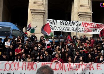 Studenti in piazza a Roma per il ‘No Meloni Day’: davanti al ministero Giorgia Meloni con l’elmetto coperta di sangue