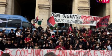 Studenti in piazza a Roma per il ‘No Meloni Day’: davanti al ministero Giorgia Meloni con l’elmetto coperta di sangue
