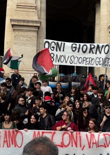 Studenti in piazza a Roma per il ‘No Meloni Day’: davanti al ministero Giorgia Meloni con l’elmetto coperta di sangue