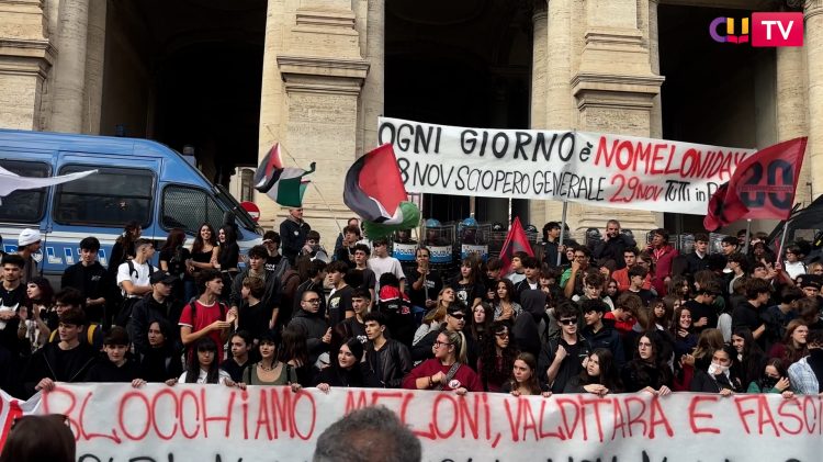 Studenti in piazza a Roma per il ‘No Meloni Day’: davanti al ministero Giorgia Meloni con l’elmetto coperta di sangue