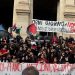 Studenti in piazza a Roma per il ‘No Meloni Day’: davanti al ministero Giorgia Meloni con l’elmetto coperta di sangue
