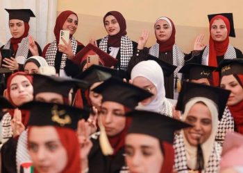 Gaza, la prima laurea all’Università al-Aqsa: l’omaggio degli studenti al professore che li ha spinti a non arrendersi