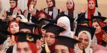 Gaza, la prima laurea all’Università al-Aqsa: l’omaggio degli studenti al professore che li ha spinti a non arrendersi