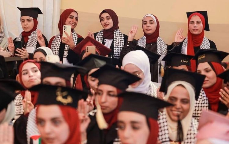 Gaza, la prima laurea all’Università al-Aqsa: l’omaggio degli studenti al professore che li ha spinti a non arrendersi