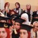 Gaza, la prima laurea all’Università al-Aqsa: l’omaggio degli studenti al professore che li ha spinti a non arrendersi